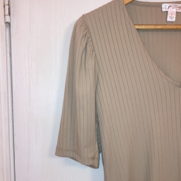 J for Justify tan blouse with v neck and slight puff sleeve Excellent condition - Picture 3 of 5